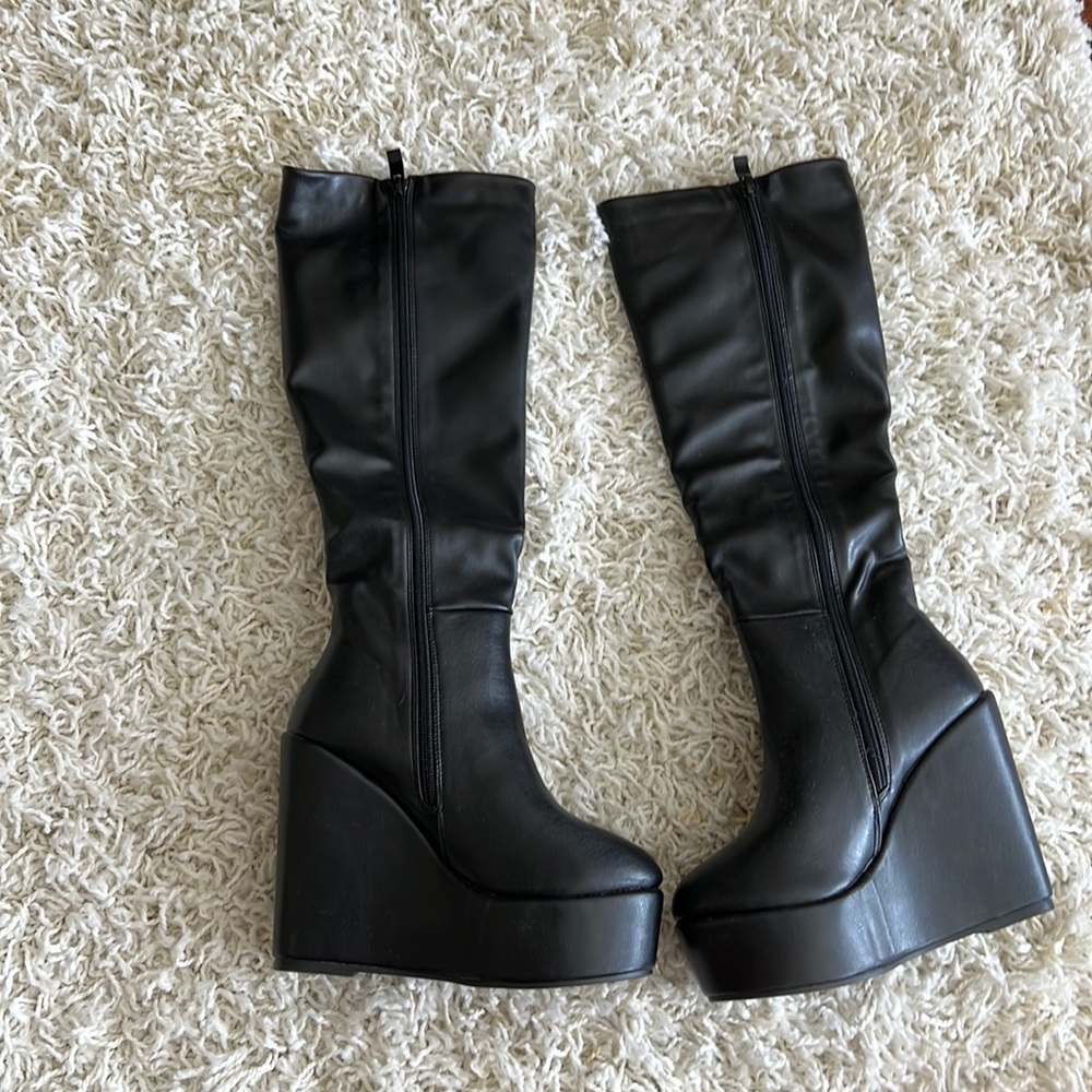 Platform black boots